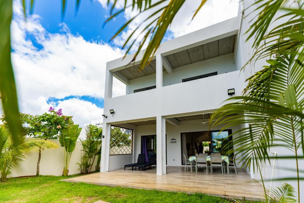 Stella Marris Beachfront Villa Pointe aux Sable Exterior photo