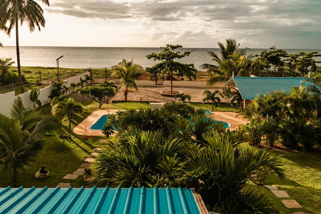Stella Marris Beachfront Villa Pointe aux Sable Exterior photo